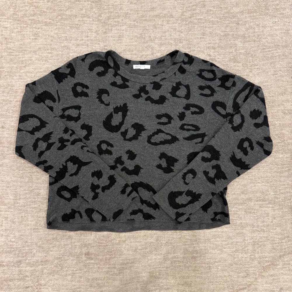 Chic Leopard Print Sweater